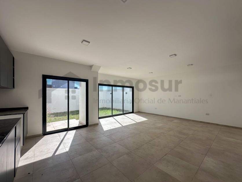 DUPLEX EN VENTA 3 DORM PRADOS DE MANANTIALES TERRAZA